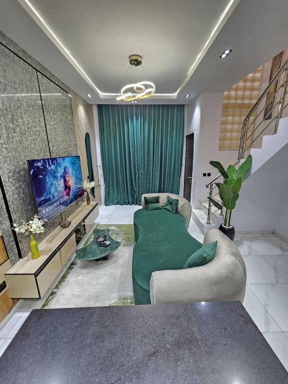 - un grand salon avec un lit et une télévision dans l'établissement Amys_Apartments, à Lagos