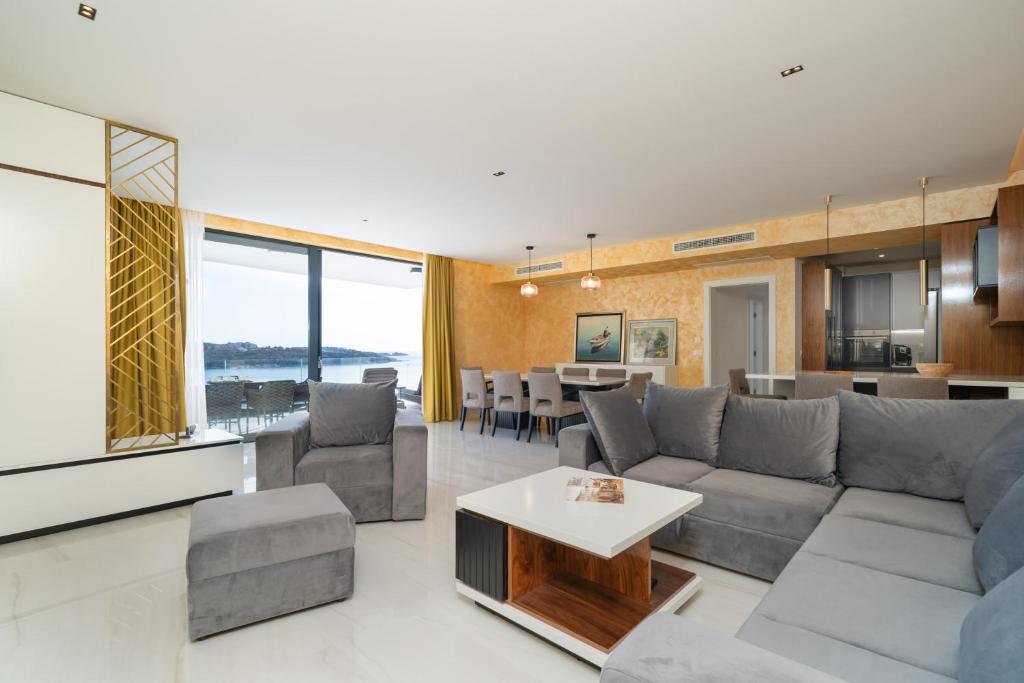 un salon avec un canapé et une table dans l'établissement Apartment Laurus five stars, à Dubrovnik