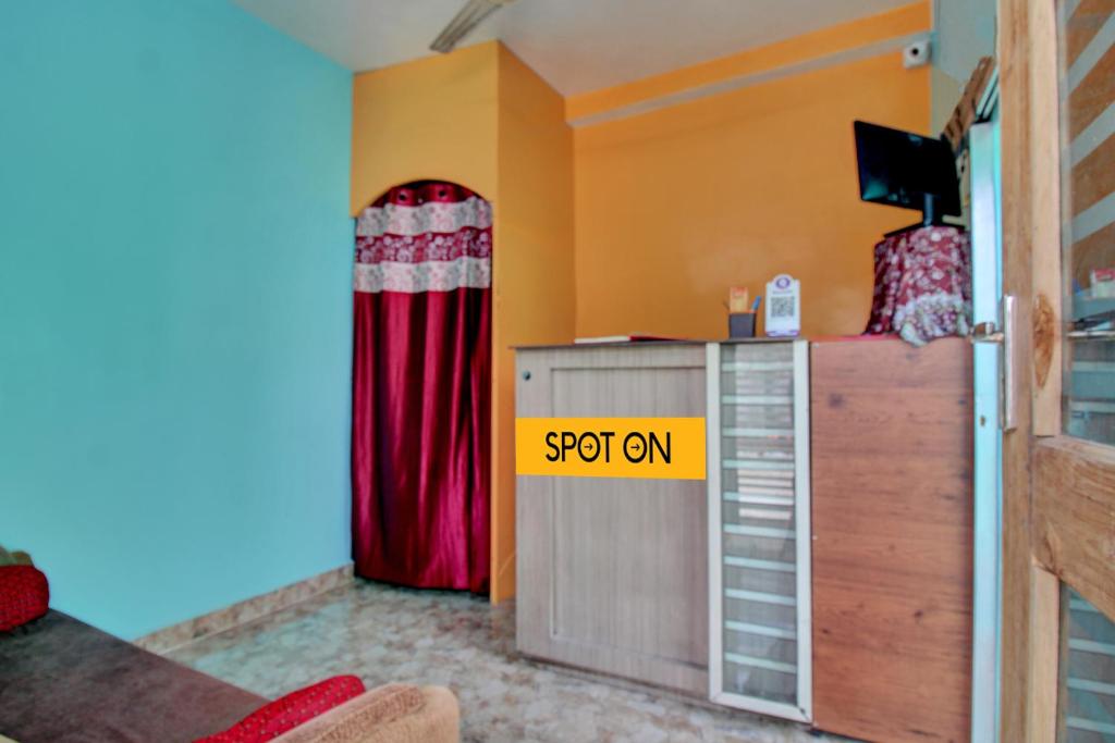um quarto com uma cama e uma cortina vermelha em SPOT ON Hotel BRC Inn em Nagpur