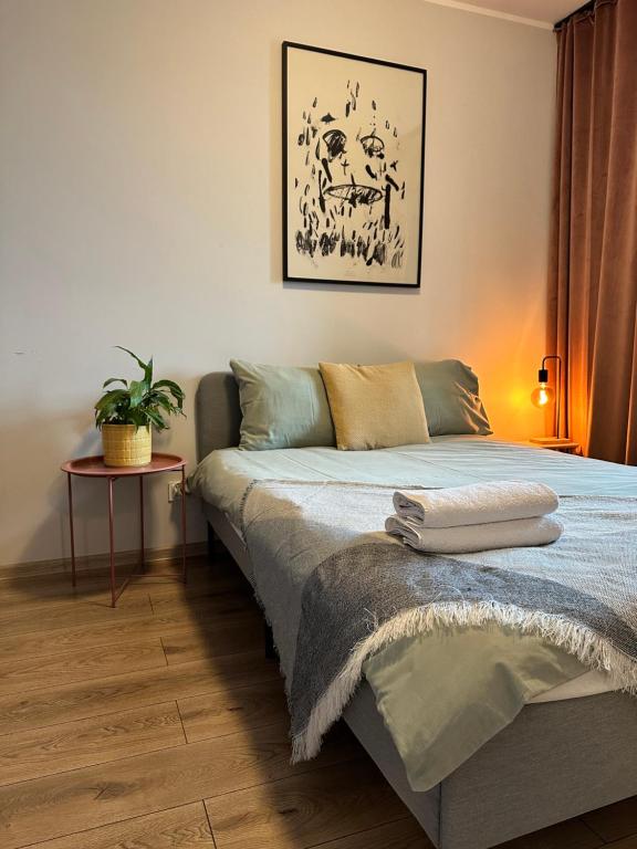 a bedroom with a bed with a plant on it at Momo Apartamenty Kręta in Wrocław