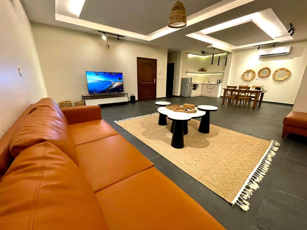 sala de estar con sofá y mesa en fun beach durrat alarous -فن بيتش درة العروس, en Durat Alarous