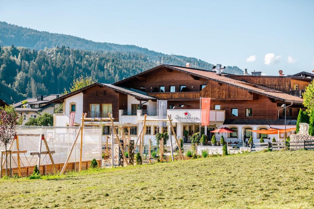 una casa en construcción frente a una montaña en Das Hopfgarten Familotel Tirol, en Hopfgarten im Brixental