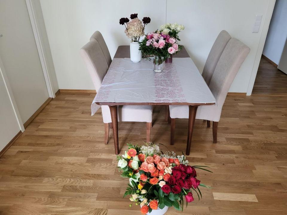 Una mesa con un ramo de flores. en Touristic Choice of Oslo, en Oslo