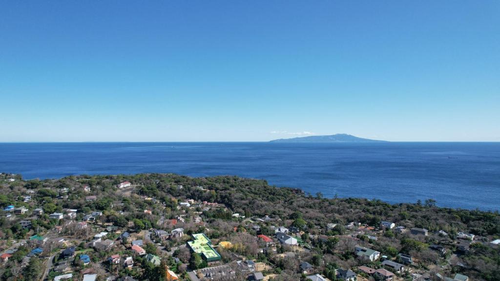 una vista aérea de la ciudad y el océano en Izu Kogen Ocean Resort, Ito Villa-TOKI-, en Ito