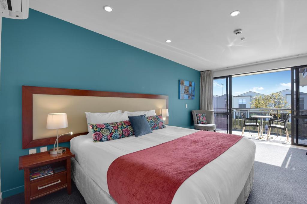 
Poolside Studio Spa Shower & Bath
