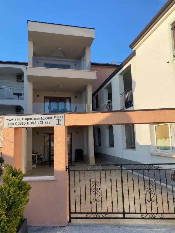 Budova, v ktorej sa apartmán nachádza