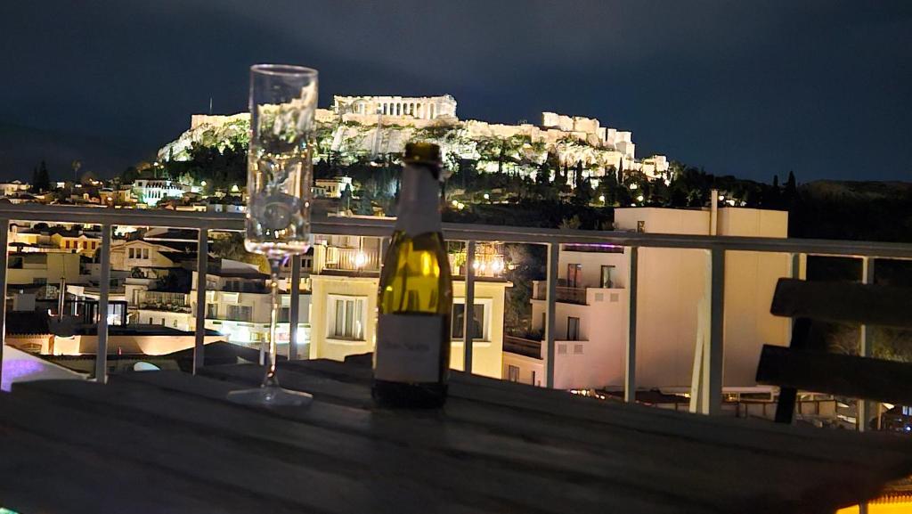 - une bouteille de vin et deux verres sur un balcon dans l'établissement A Place 4 U no13, à Athènes