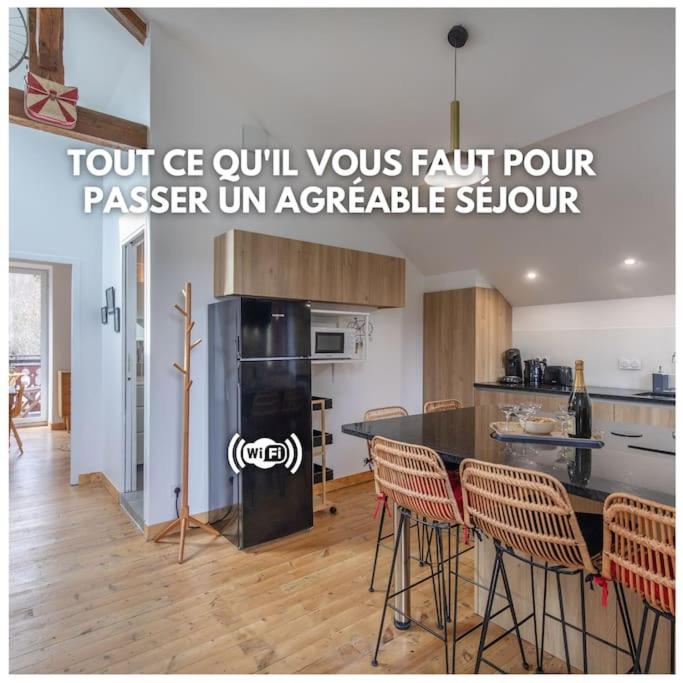- une cuisine avec un comptoir et des chaises dans la chambre dans l'établissement Col du Tourmalet : T3 lumineux avec 2 balcons/wifi, à Bagnères-de-Bigorre