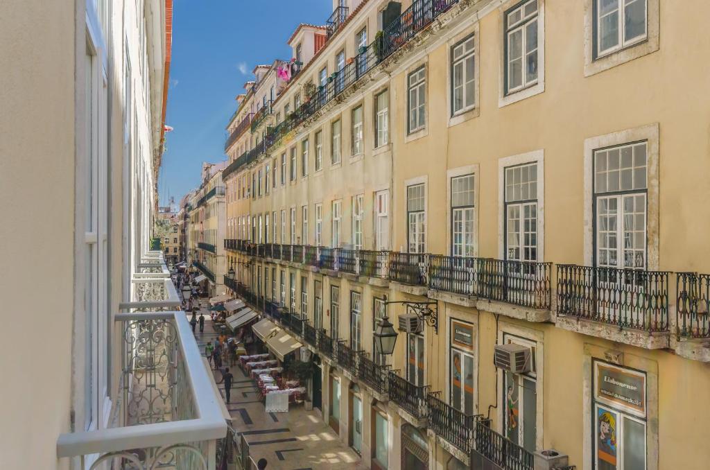 Aussicht vom Balkon eines Gebäudes in der Unterkunft behotelisboa in Lissabon