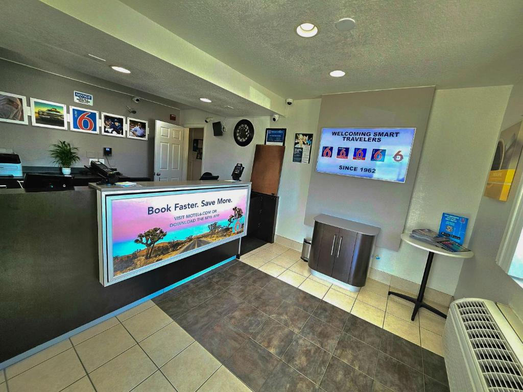 TV a/nebo společenská místnost v ubytování Motel 6-Palm Desert, CA - Palm Springs Area