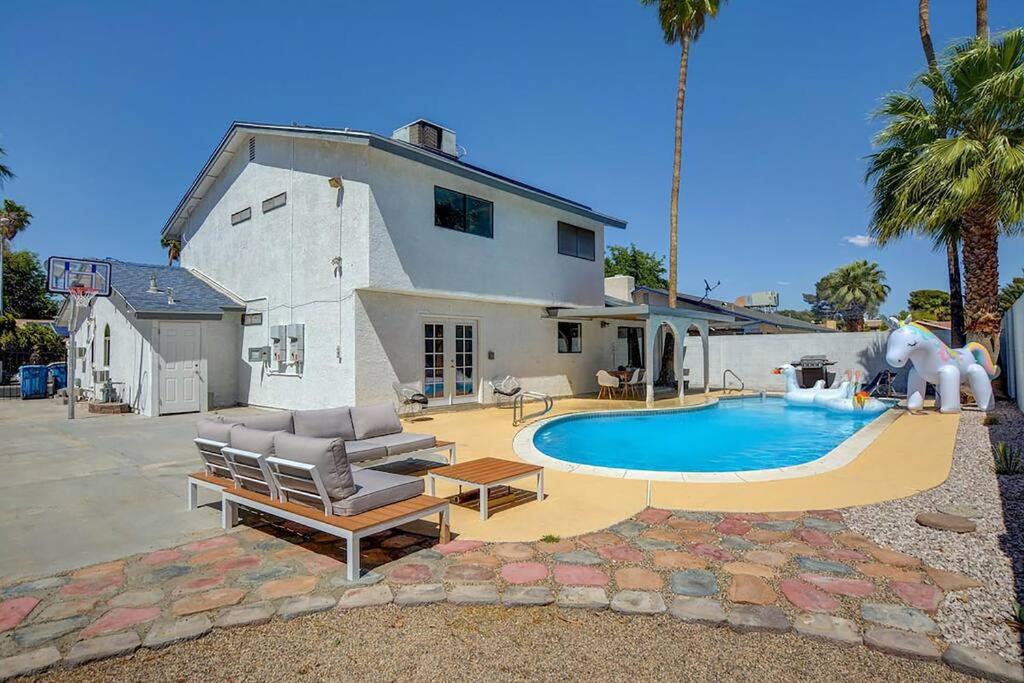 una casa con piscina frente a ella en Luxurious 5BR I 4BA Dream Home I 31 nights min stay I, en Las Vegas