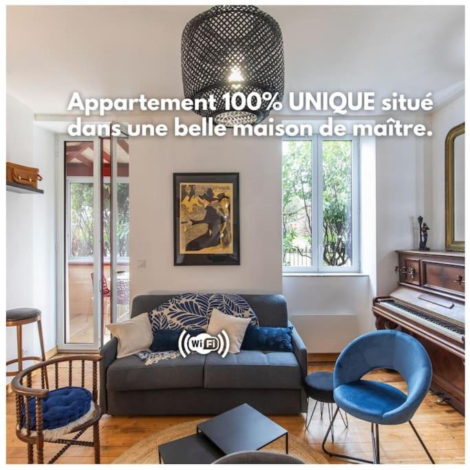 - un salon avec un canapé et un piano dans l'établissement Appart cosy Rétro voyage avec véranda & piano, à Bagnères-de-Bigorre