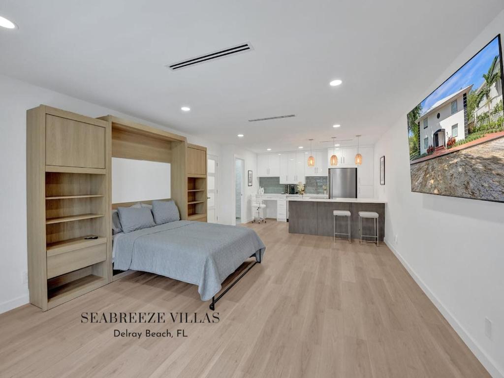 a large bedroom with a bed and a kitchen at Cozy Villa Emma in Delray Beach