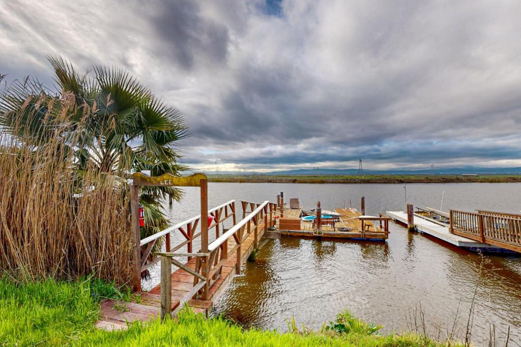 uma doca com um barco numa massa de água em Peace at the River em Antioch