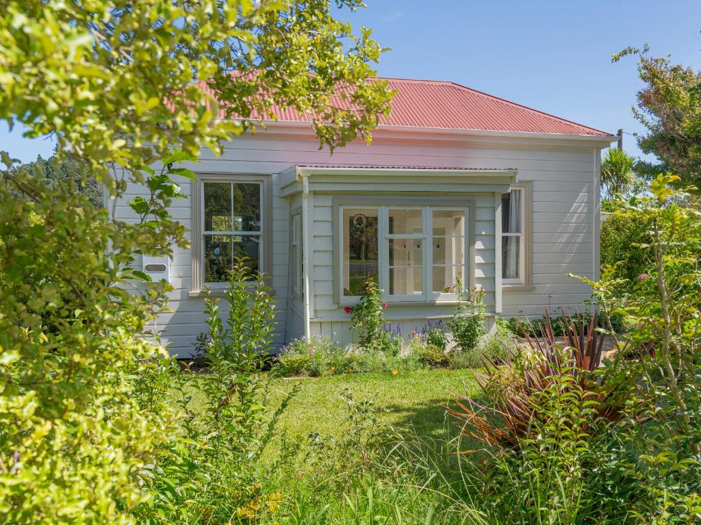 Κήπος έξω από το Crabapple Cottage - Coromandel Town Holiday Home