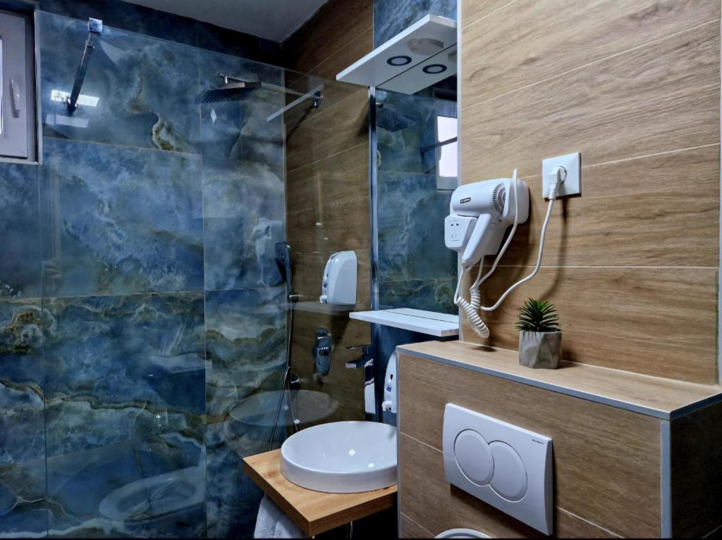 een badkamer met een toilet en een douche bij Infinity Apartment & Free Wifi & Free Parking in Sarajevo