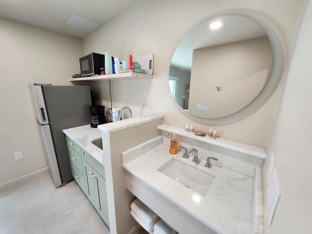 un bagno con lavandino e specchio di Sunshine Island Inn - Adults only a Sanibel