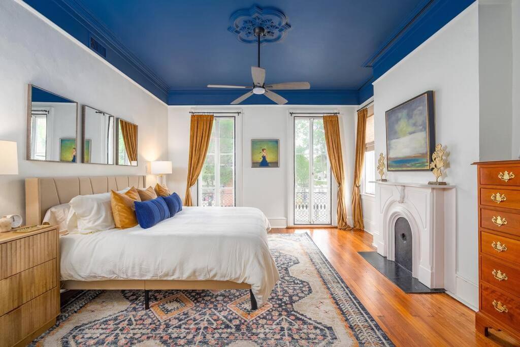um quarto com uma cama e uma lareira em Charming Historic District Parlor Level Apartment em Savannah