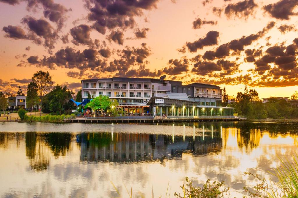 un gran edificio sentado a un lado de un lago en Best Western Plus North Lakes Hotel, en North Lakes