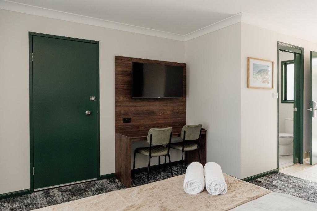 TV a/nebo společenská místnost v ubytování Wallaby Hotel