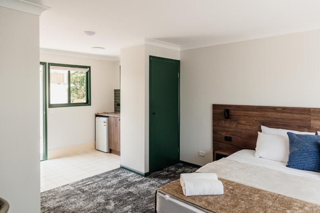 Postel nebo postele na pokoji v ubytování Wallaby Hotel