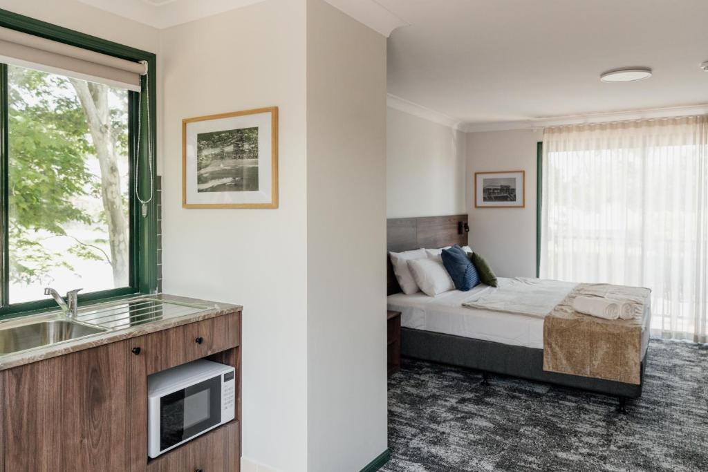 Kuchyň nebo kuchyňský kout v ubytování Wallaby Hotel