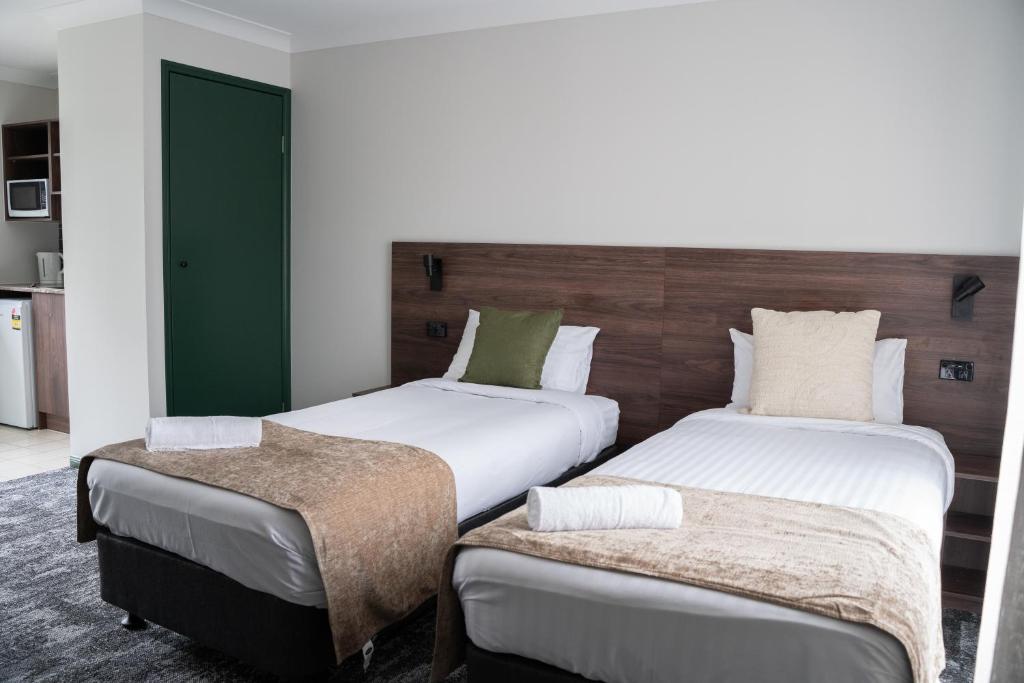 Postel nebo postele na pokoji v ubytování Wallaby Hotel