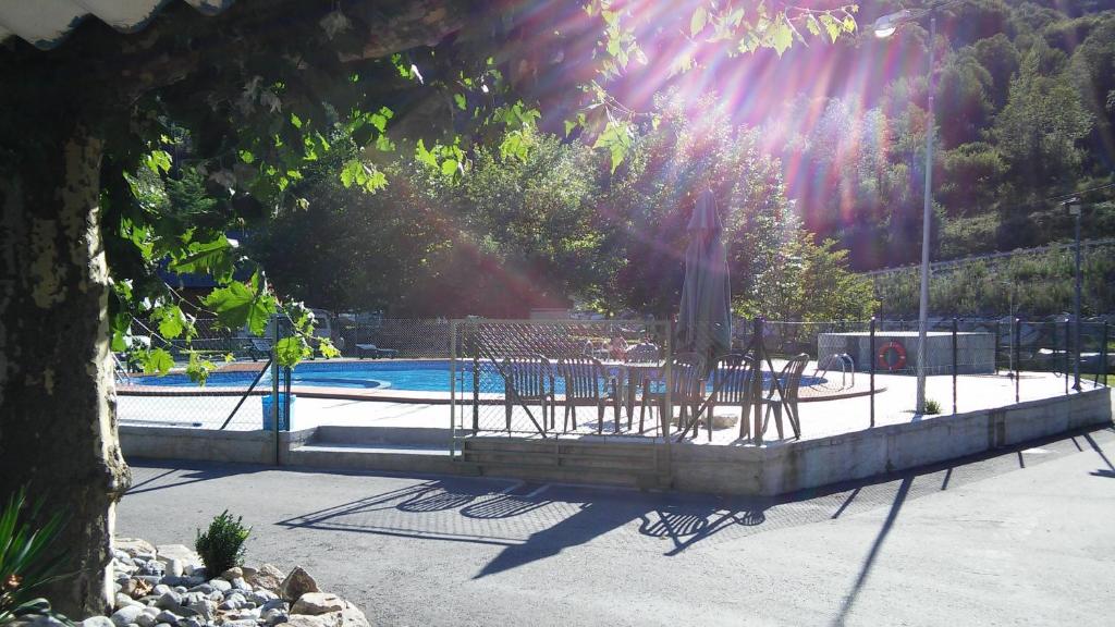 Bazén v ubytování Camping Prado Verde nebo v jeho okolí