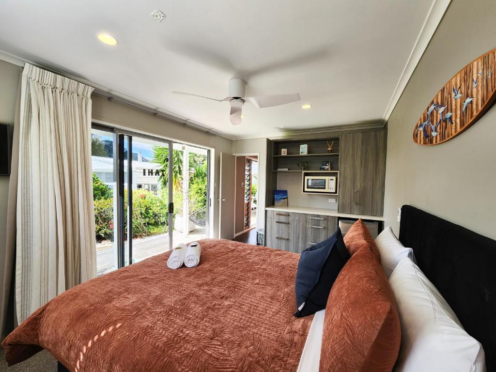 Ένα ή περισσότερα κρεβάτια σε δωμάτιο στο Hahei Getaway Tahi