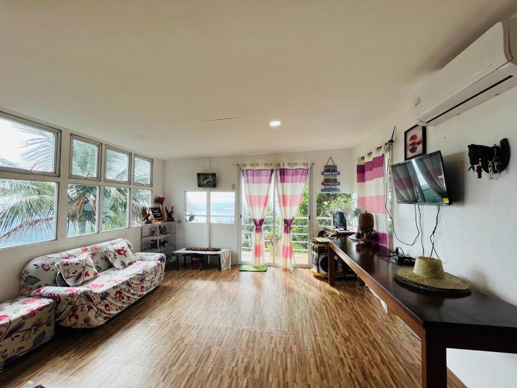 - un salon avec un canapé et une télévision dans l'établissement Cabin de Paulin, à Tagaytay