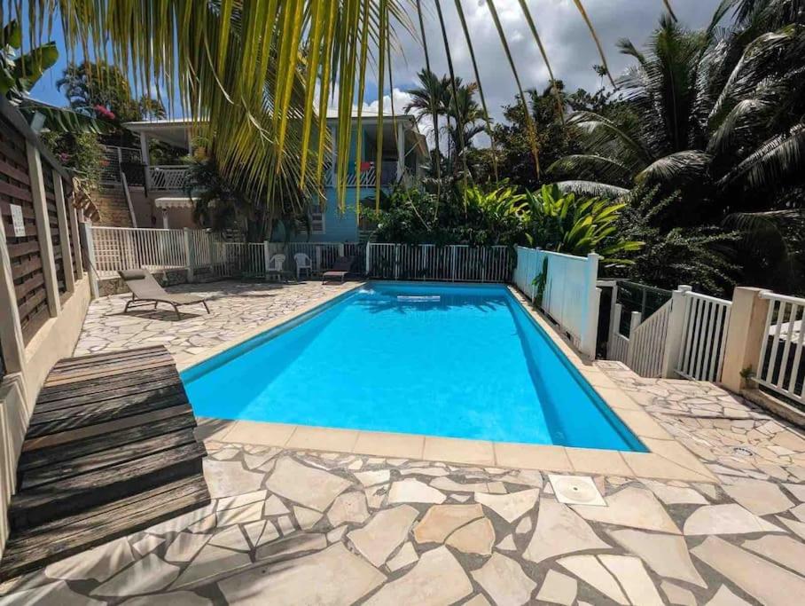 レ・トロワ・イレにあるTikoule t2 avec piscine Trois Iletsの庭の青い水のスイミングプール