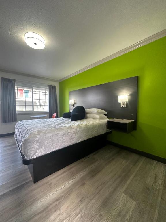 Postel nebo postele na pokoji v ubytování Signature Inn Winnemucca