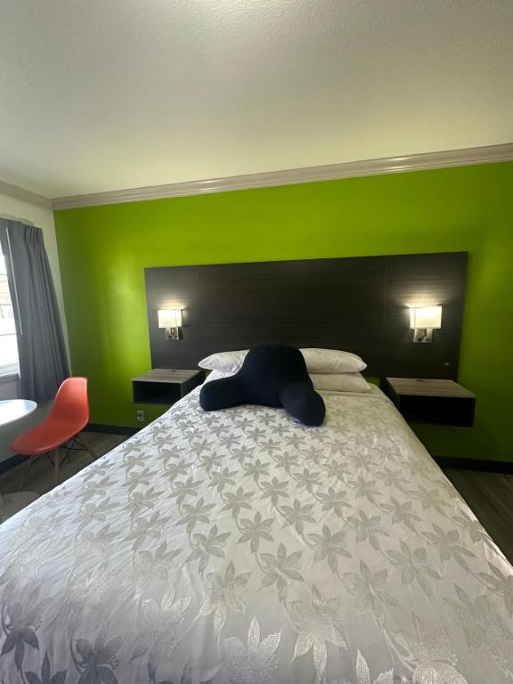 Postel nebo postele na pokoji v ubytování Signature Inn Winnemucca
