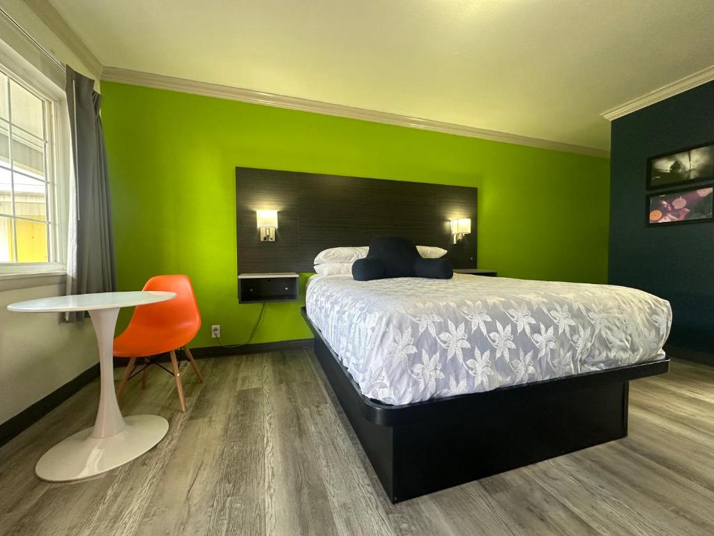 Postel nebo postele na pokoji v ubytování Signature Inn Winnemucca