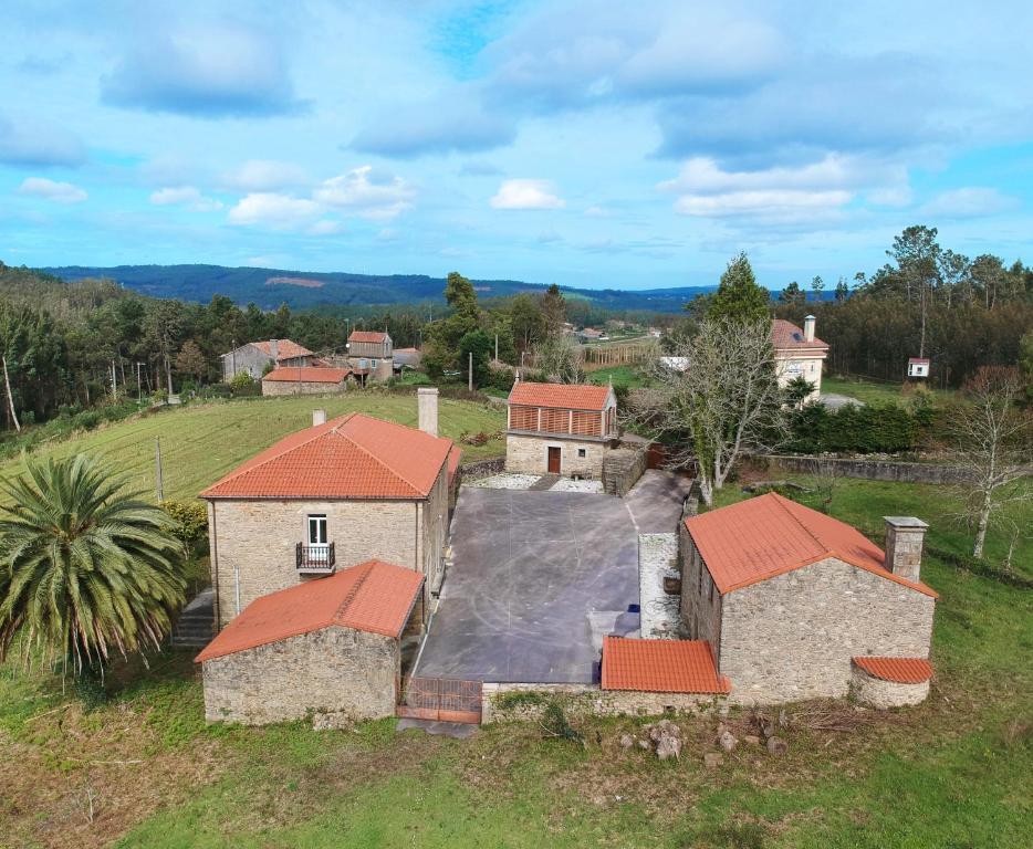 uma vista aérea de uma casa com telhados vermelhos em AG Casa Do Castro en rural Galicia a 14km de playa em Esto