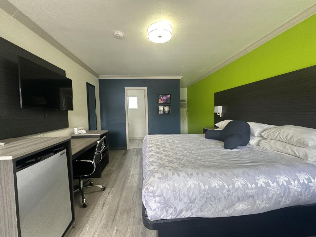 Postel nebo postele na pokoji v ubytování Signature Inn Winnemucca