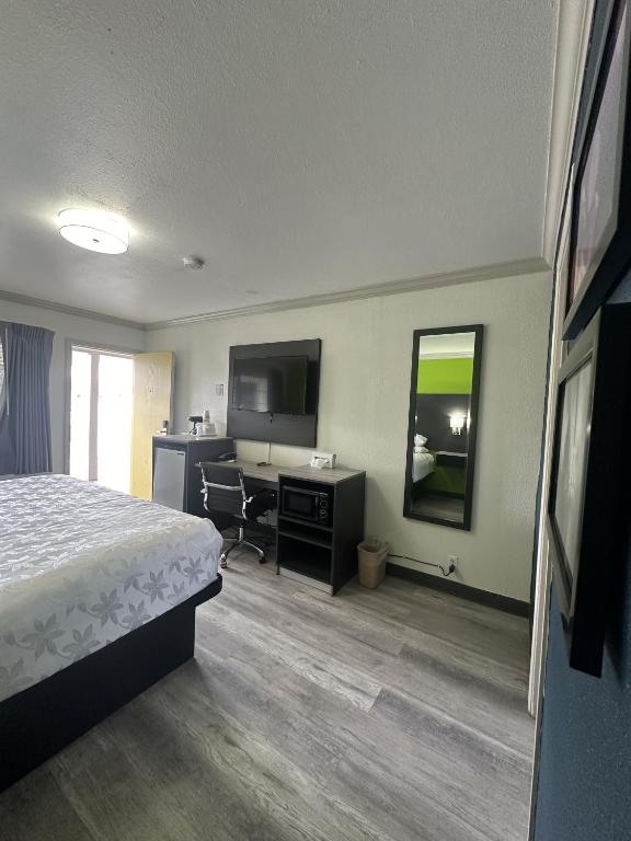 Postel nebo postele na pokoji v ubytování Signature Inn Winnemucca