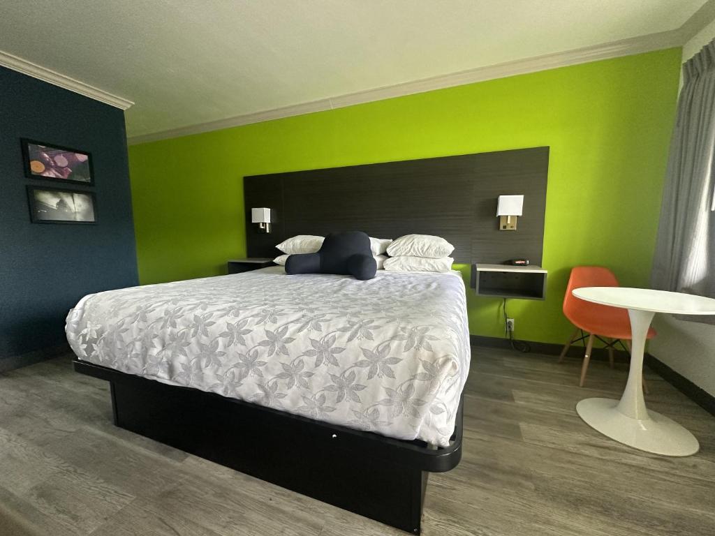 Postel nebo postele na pokoji v ubytování Signature Inn Winnemucca