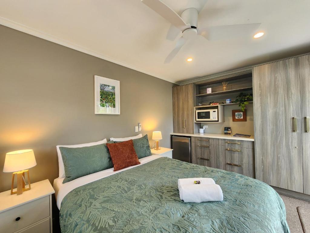 Un pat sau paturi într-o cameră la Hahei Getaway Rua