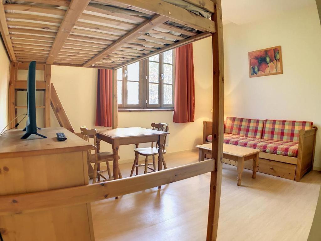 een woonkamer met een bank en een tafel bij Appartement Grand Hôtel Aulus-les-Bains in Aulus-les-Bains