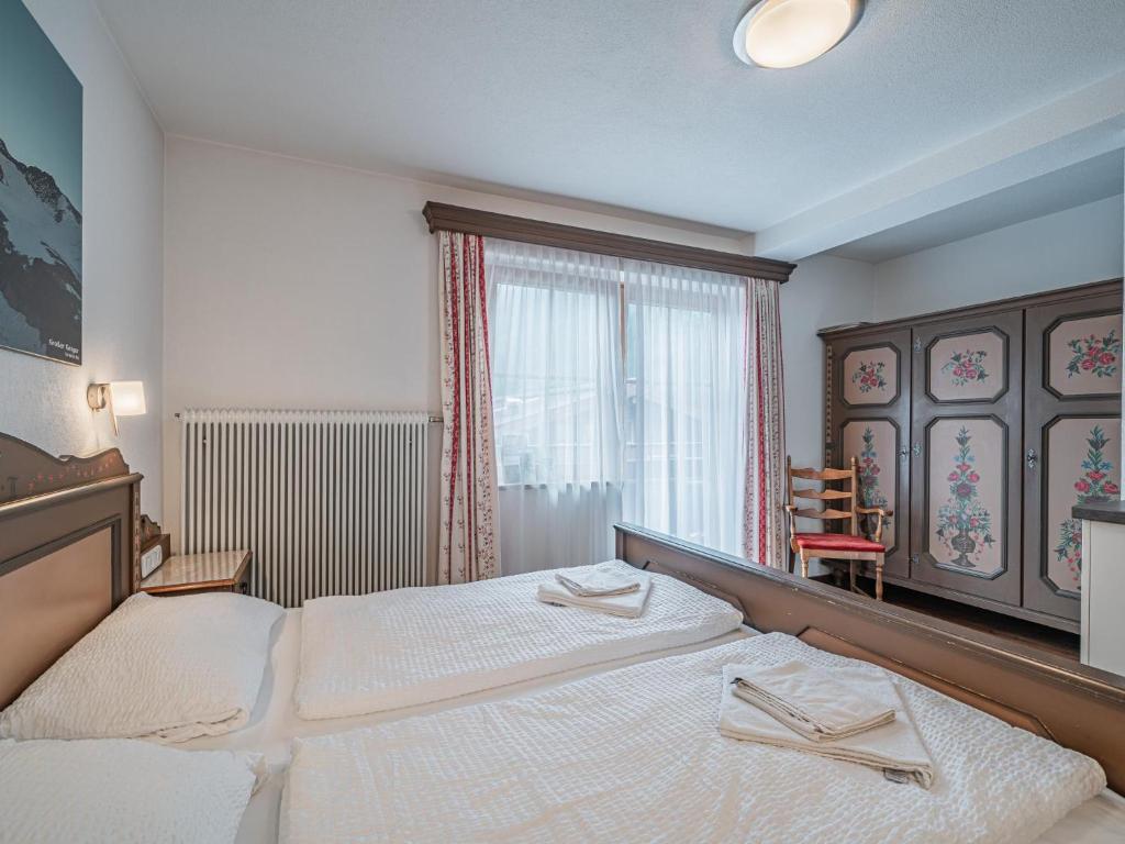Un dormitorio con una cama con dos servilletas. en Röck II, en Neukirchen am Großvenediger