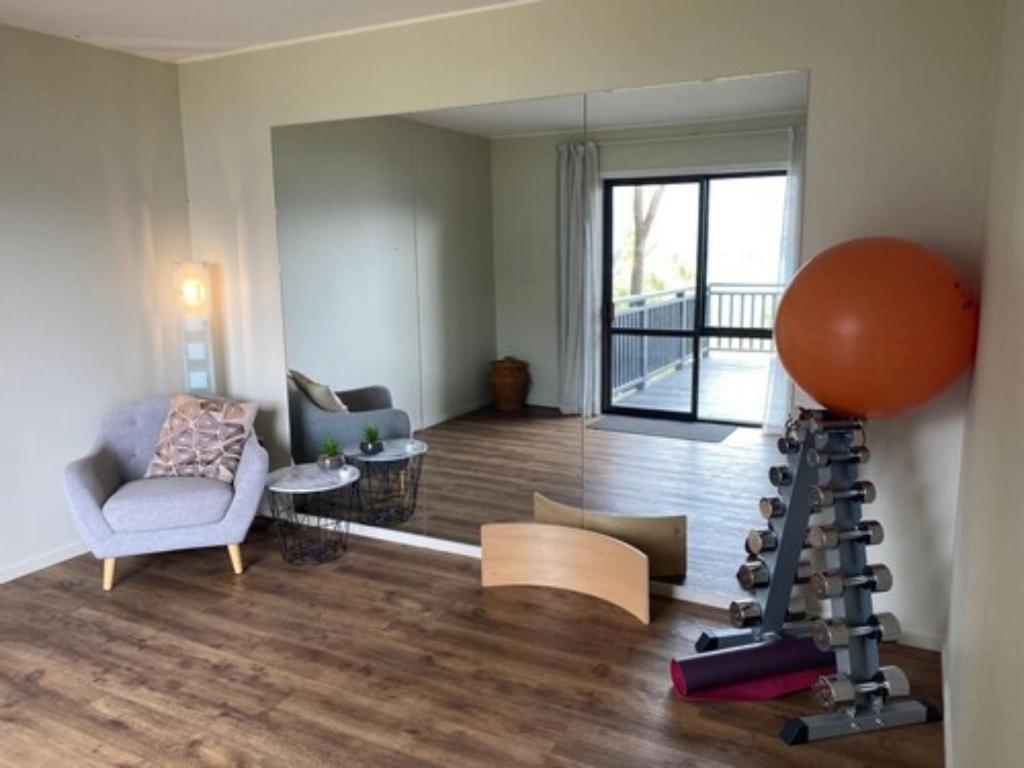Ein Sitzbereich in der Unterkunft Hidden Lodge Queenstown