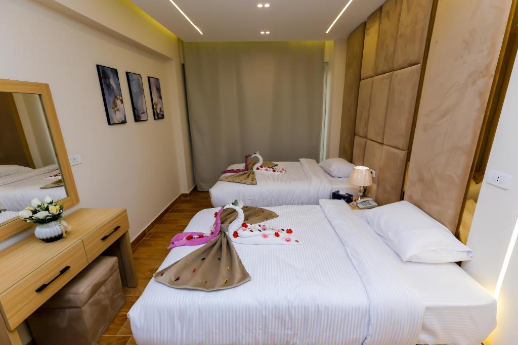 Postel nebo postele na pokoji v ubytování Rizk Pyramids View Hotel