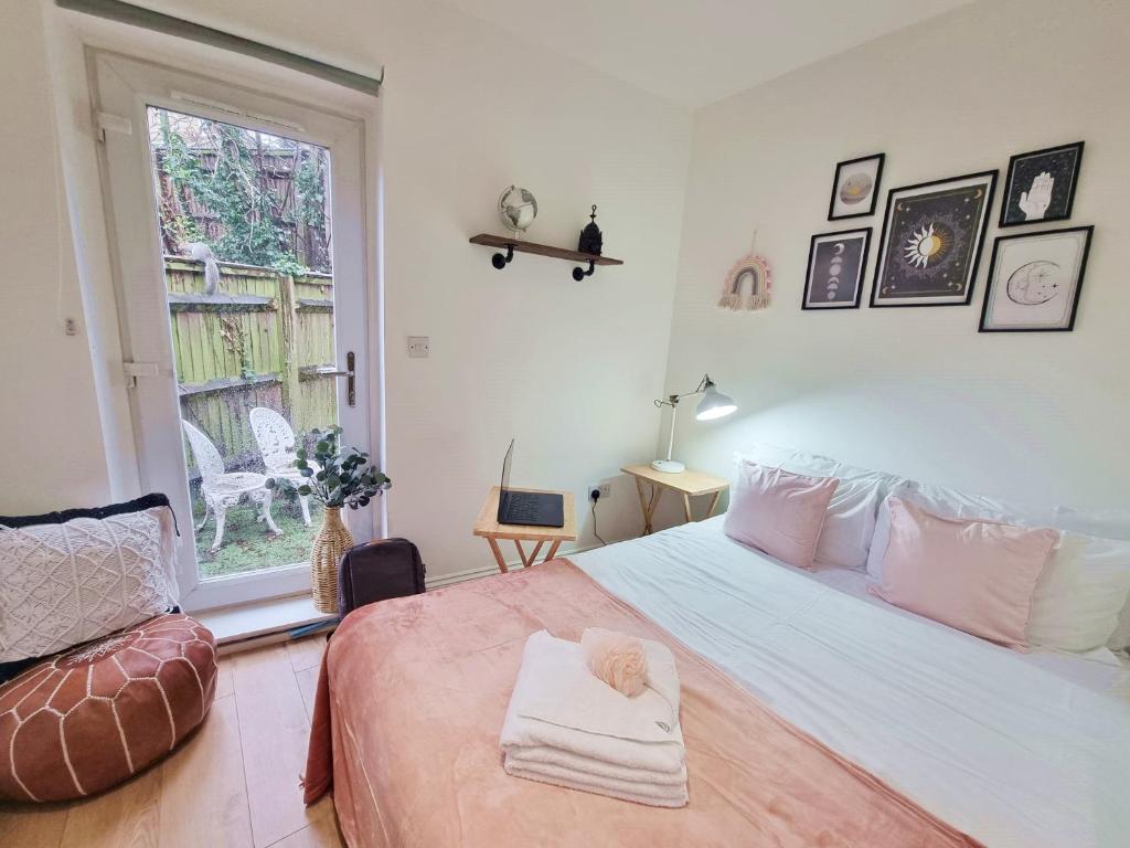 a bedroom with a large bed and a window at 4bed/3bath 8min to London Bridge in London