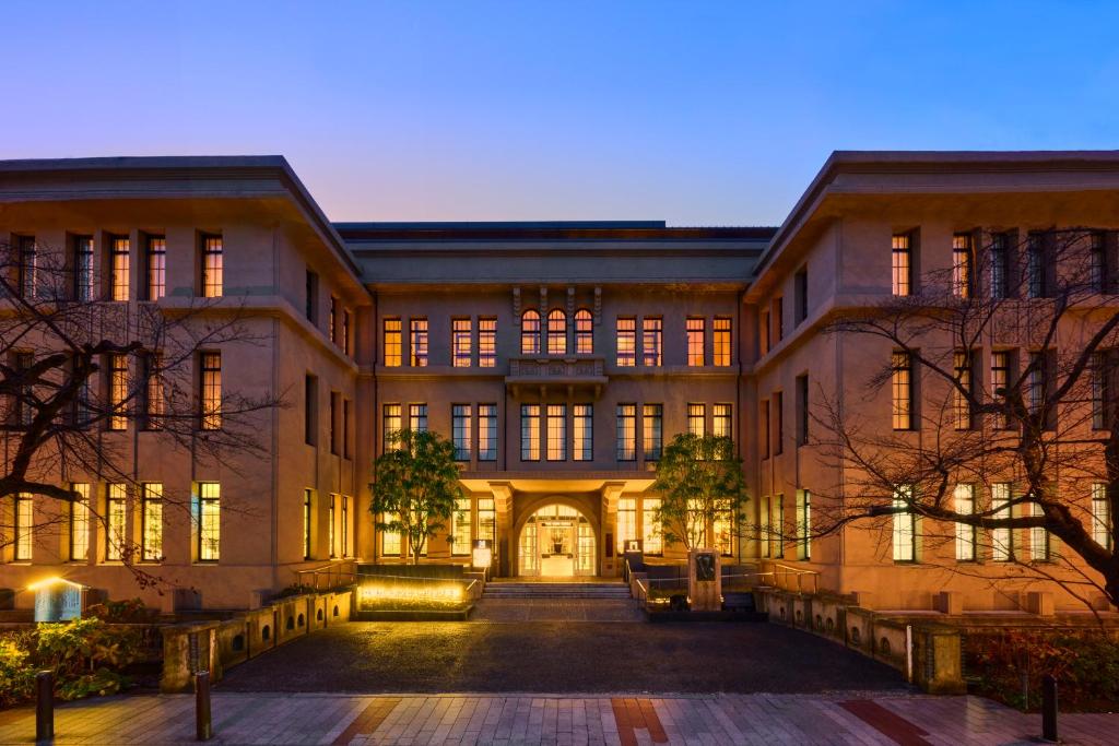 京都市にあるTHE GATE HOTEL京都高瀬川 by HULICの夜間中庭付大学棟