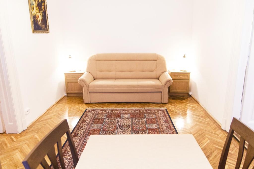 ブダペストにあるAuthentic Budapest Apartmentのリビングルーム(ソファ、テーブル、椅子付)