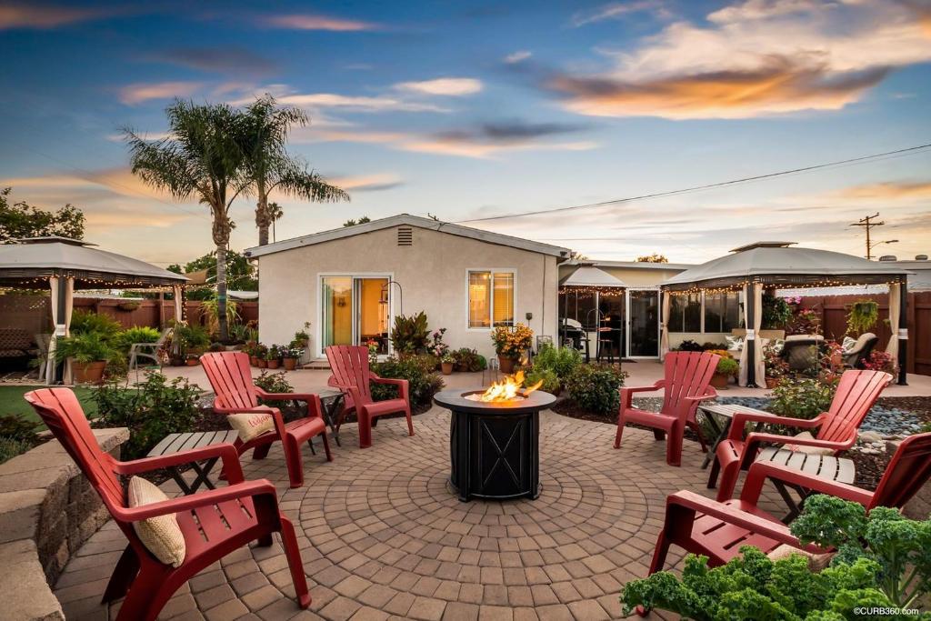 d'une terrasse avec des chaises rouges et un foyer extérieur. dans l'établissement Now, this is San Diego!, à San Diego