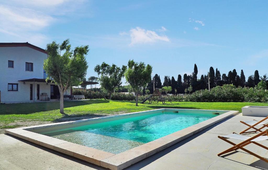a swimming pool in the middle of a yard at Le Loft De L Ecurie in Maillane