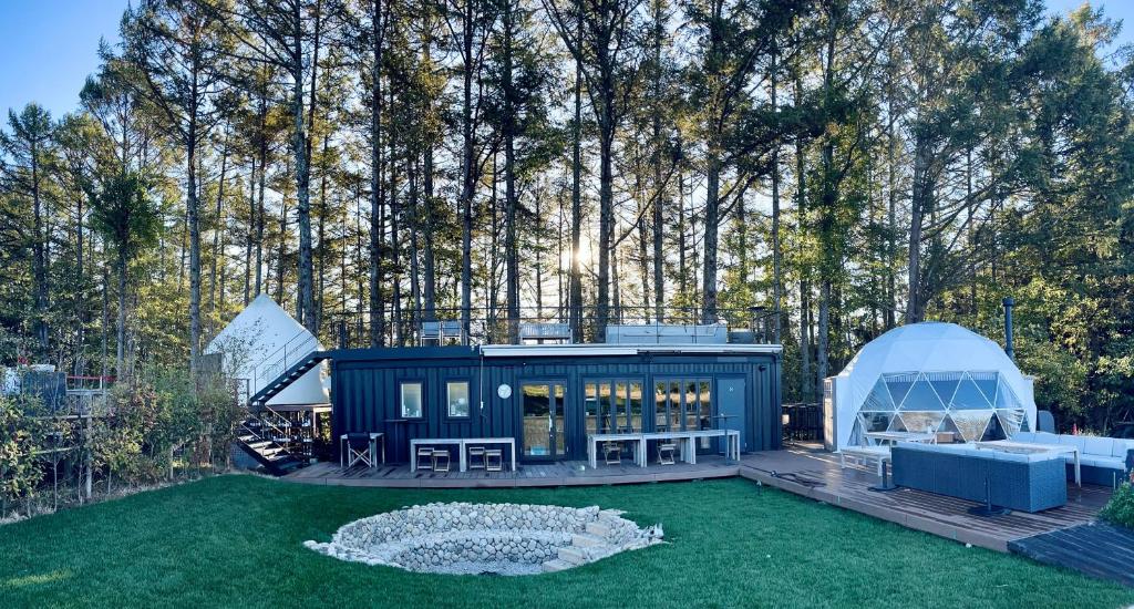 北斗的住宿－アイカフェファーム，院子里的蓝色房子,有帐篷