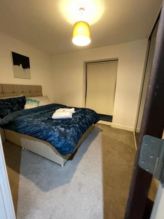 Un pat sau paturi într-o cameră la Room in Modern Luxury 3 bed Apartment in City Center